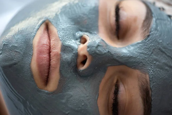 Joven Mujer Relaja Spa Belleza Después Aplicar Una Máscara Cara — Foto de Stock