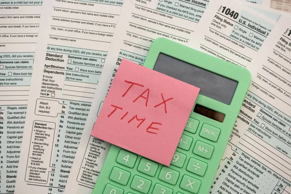 在2021年1040税单上贴上计算器的文本税时间 — 图库照片