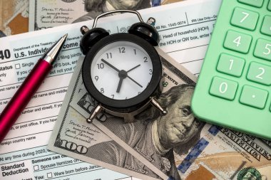 1040 vergi formu, hesap makinesi ve dolarlar. Mali konsept