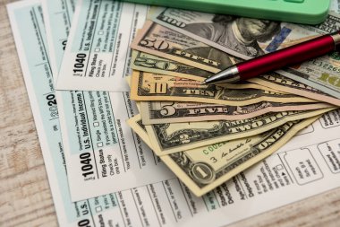 1040 dolarlık vergi formları. finansal konsept. 2020