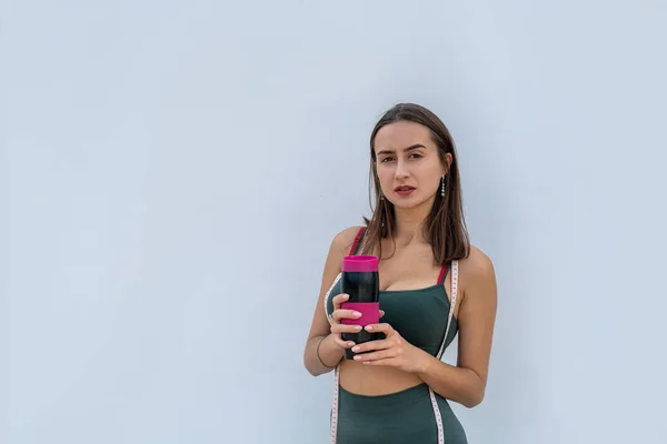 Eine Hübsche Junge Frau Sportkleidung Hält Einen Kaffee Lebensstil — Stockfoto