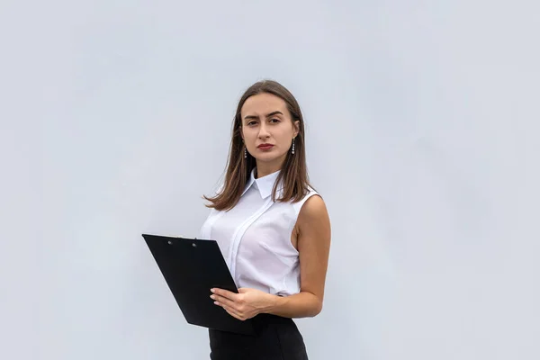 Mulher Negócios Camisa Branca Segurando Documento Área Transferência Isolado Fundo — Fotografia de Stock