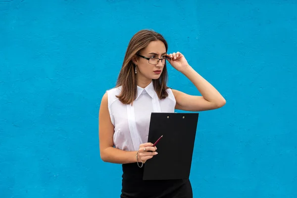 Retrato Senhora Negócios Escreve Área Transferência Isolado Azul Conceito Ocupação — Fotografia de Stock