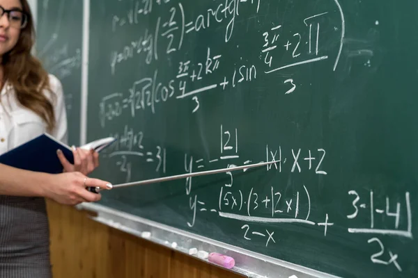 Lehrerin Schrieb Mathematische Formeln Die Tafel Und Erklärte Eine Lektion — Stockfoto