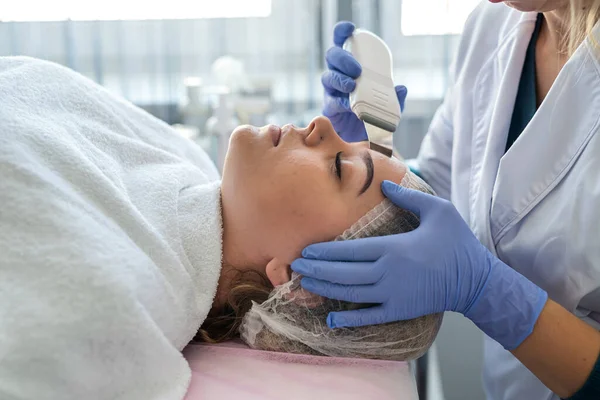 Medico Femminile Utilizzando Dispositivo Viso Ultrasonico Facendo Procedura Peeling Viso — Foto Stock