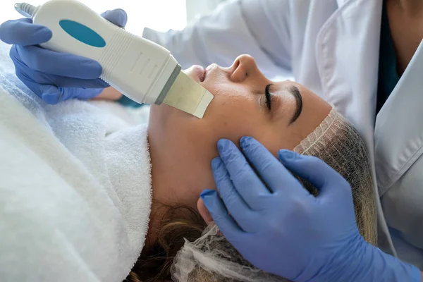 Medico Femminile Utilizzando Dispositivo Viso Ultrasonico Facendo Procedura Peeling Viso — Foto Stock