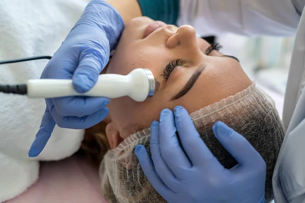 Cosmetologo Che Procedura Fonoforesi Giovane Donna Che Giace Sul Divano — Foto Stock