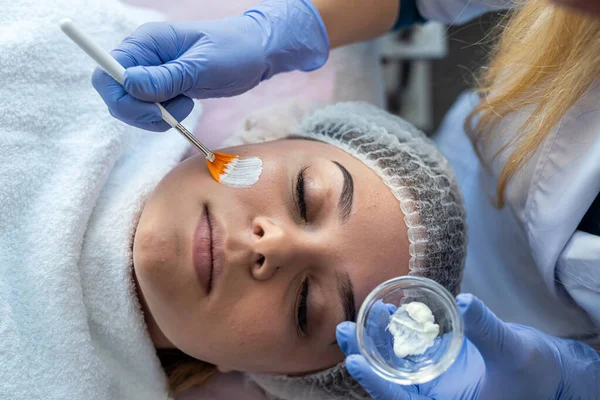 Güzellik Uzmanı Genç Bir Kadın Yüz Hastasına Şifa Kremi Sürüyor — Stok fotoğraf