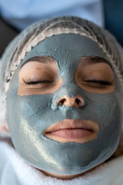 Jovem Relaxante Spa Deitado Cama Com Máscara Facial Gastar Tempo — Fotografia de Stock