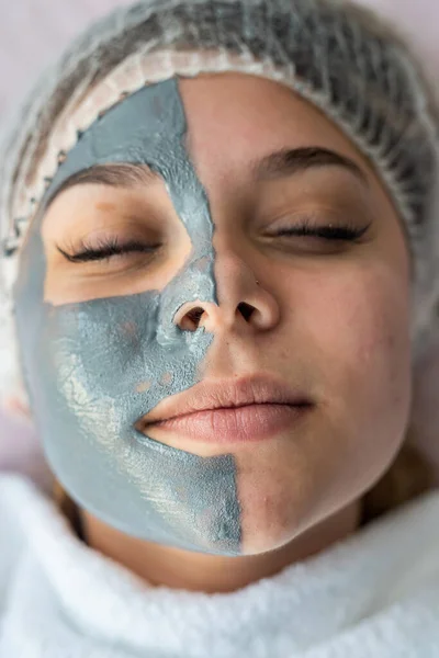 Jovem Relaxante Spa Deitado Cama Com Máscara Facial Gastar Tempo — Fotografia de Stock