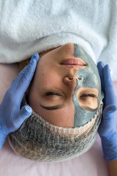Esteticista Aplicando Máscara Facial Usando Escova Tratamento Beleza Salão Spa — Fotografia de Stock