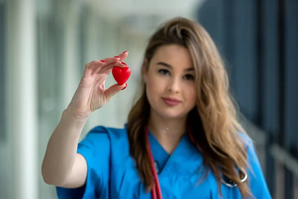 Kobieta Lekarz Małym Czerwonym Sercem Zbliżenie — Zdjęcie stockowe