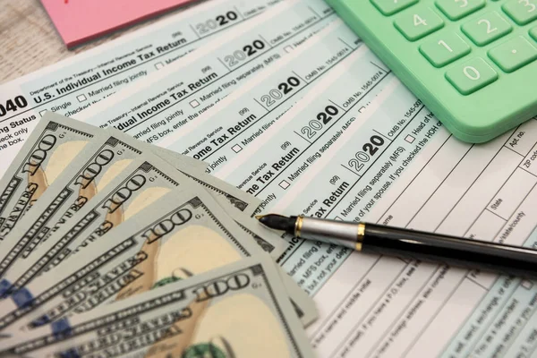 Dokumenty Finansowe 1040 Formularzy Podatkowych Dolarami Kalkulatorem Długopisem Pojęcie Czasu — Zdjęcie stockowe