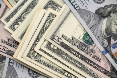 Tasarım için arka plan olarak Amerikan doları yığını. finansal kavram