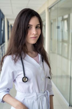 Klinikteki genç hemşirenin portresi. Sağlık hizmetleri kavramı.