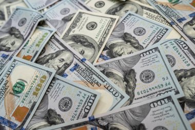 Tasarım için arka plan olarak Amerikan doları yığını. finansal kavram