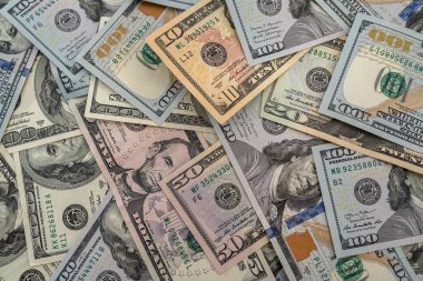 Arka planda bir sürü Amerikan doları var. finans kavramı