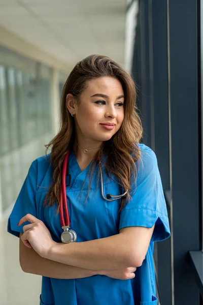 Portret Uśmiechniętej Pracowniczki Medycyny Niebieskim Mundurze Stetoskopem Klinice — Zdjęcie stockowe