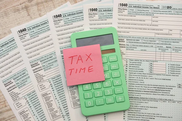 Text Tax Time Sticker Calculator 1040 Tax Form 2020 2021 — Stock Photo, Image