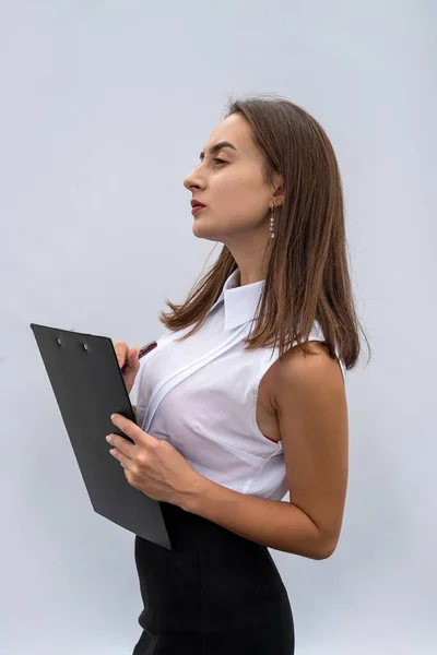 Mulher Negócios Camisa Branca Segurando Documento Área Transferência Isolado Fundo — Fotografia de Stock