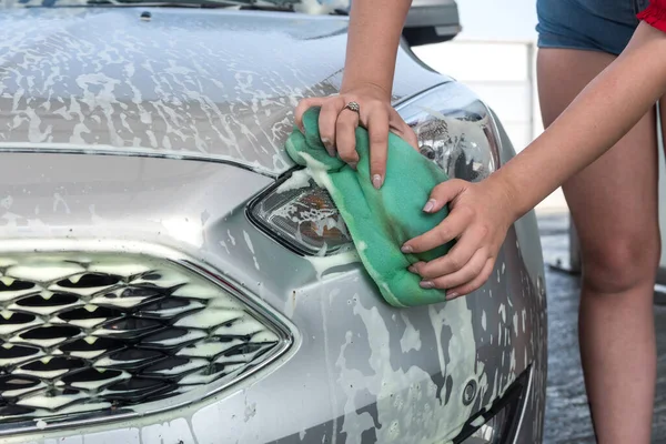 Primo Piano Mano Utilizzare Spugna Verde Con Auto Schiuma Lavaggio — Foto Stock