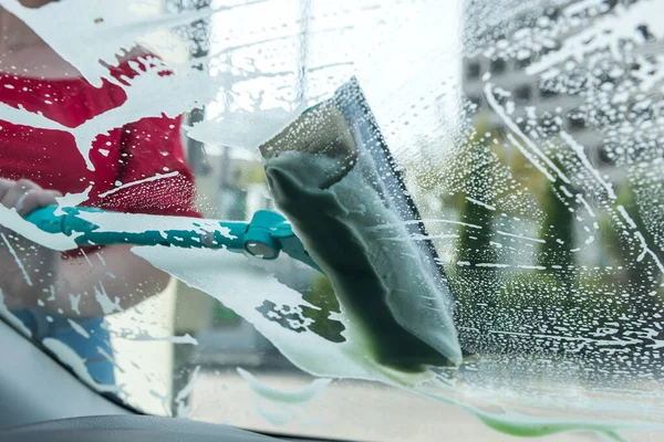 Closeup Mãos Mulher Usando Esponja Verde Com Espuma Sabão Lavar — Fotografia de Stock