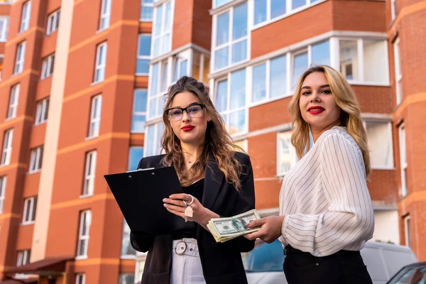 Dos Agentes Bienes Raíces Femeninas Comprueban Nuevos Apartamentos Antes Venta —  Fotos de Stock