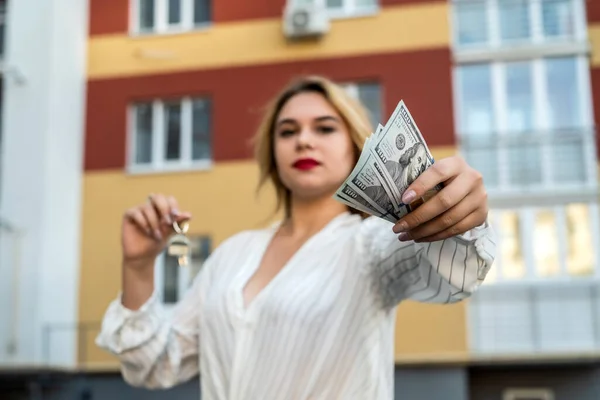 Immobilienmaklerin Hält Schlüsselanhänger Form Eines Kleinen Hauses Und Schlüssel Vor — Stockfoto