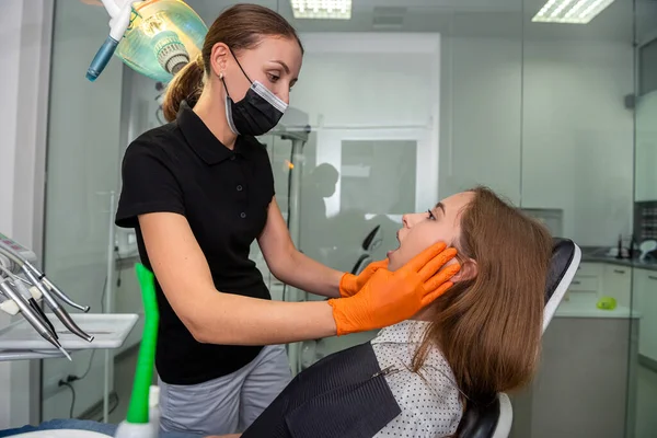 Dentist Examines Patient Braces Healthcare — Stock Photo, Image