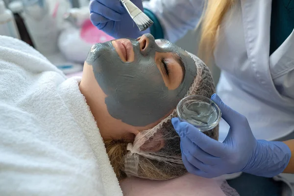 Cosmetologo Rende Maschera Scura Sul Viso Giovane Bella Donna Nel — Foto Stock