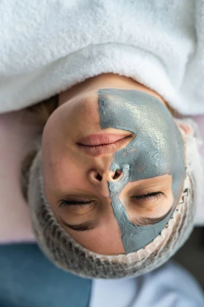 Jovem Relaxa Spa Beleza Depois Aplicar Uma Máscara Seu Rosto — Fotografia de Stock