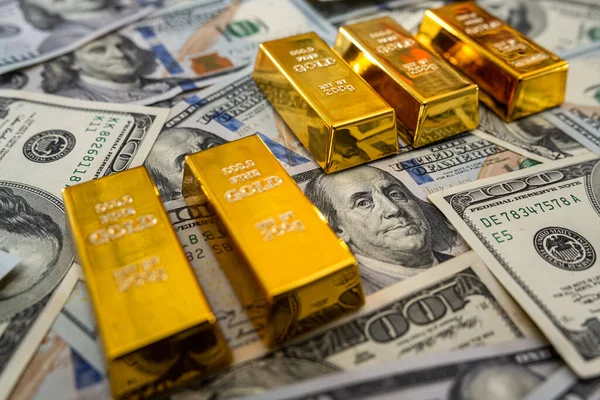 Goldbarren Auf Amerikanischen Dollarscheinen Finanzielles Sparkonzept — Stockfoto