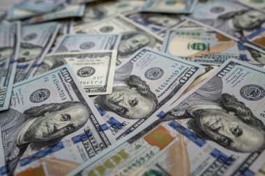 Arka plan olarak 100 dolarlık banknotlar. finans kavramı 