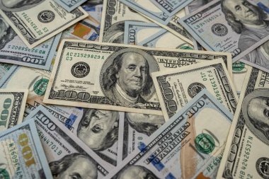 Tasarım için arka plan olarak Amerikan doları yığını. finansal kavram