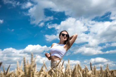 Yazın buğday tarlasında genç bir kadının portresi. Yaşam biçimi