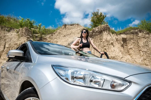 Hübsches Junges Mädchen Posiert Sommerurlaub Einem Sandsteinbruch Neben Dem Auto — Stockfoto