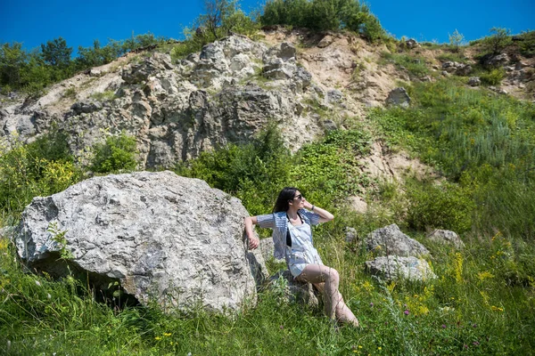 Beautiful Model Girl Posing Rocks Sand Quarry Mountain Freedom — Stock Photo, Image