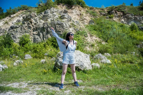 Bella Ragazza Magra Posa Natura Estate — Foto Stock