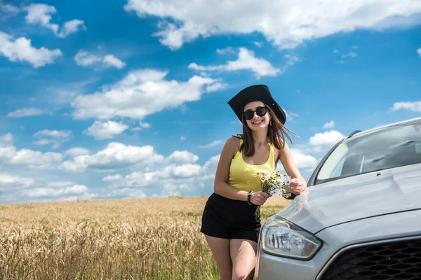 Schönes Mädchen Das Der Nähe Eines Silbernen Autos Steht Und — Stockfoto