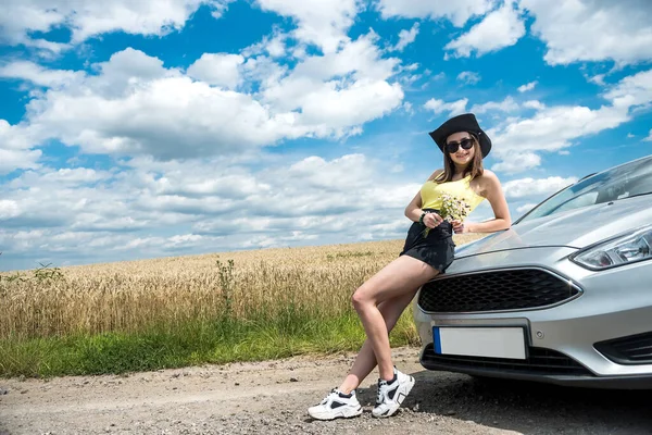 Stilvolle Frau Steht Neben Ihrem Auto Und Genießt Die Freiheit — Stockfoto