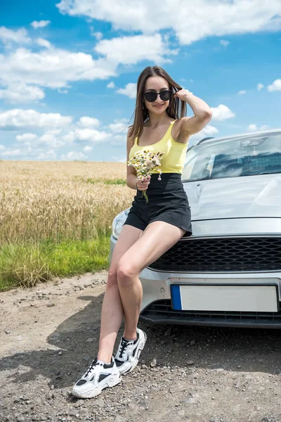 Retrato Joven Hermosa Mujer Pie Cerca Coche Carretera Rural Sueño —  Fotos de Stock