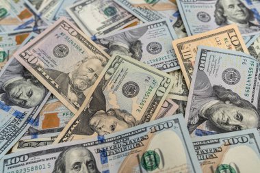 Tasarım için arka plan olarak Amerikan doları yığını. finansal kavram