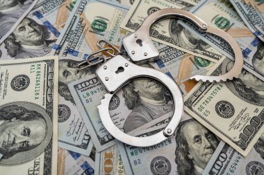 Amerikan yüz dolarlık banknotların kelepçeleri kapanıyor. 