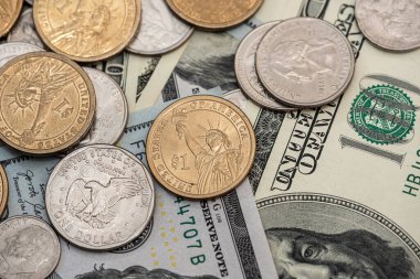 Amerikan dolarları ve madeni paraları arka plan olarak