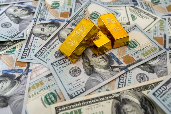 Sztabka Złota Banknotach 100 Dolarów Inwestycje — Zdjęcie stockowe
