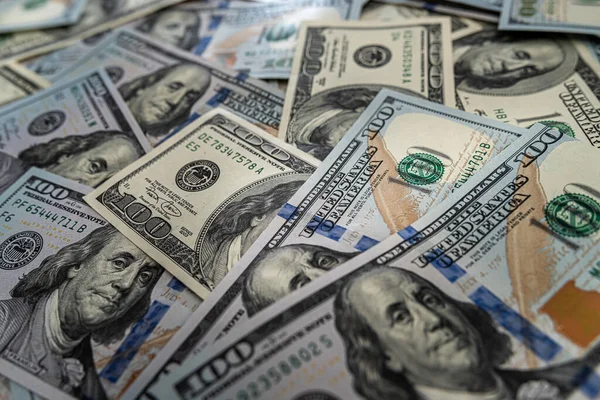 Arka plan olarak 100 dolarlık banknotlar. finans kavramı 