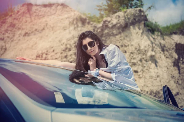 Schönes Mädchen Das Der Nähe Eines Silbernen Autos Steht Und — Stockfoto