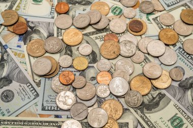 Amerikan dolarları ve madeni paraları arka plan olarak