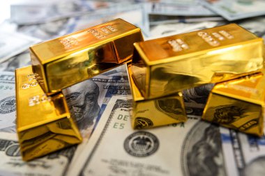 Finans konsepti dolar ve altın külçeleri. para arkaplanı