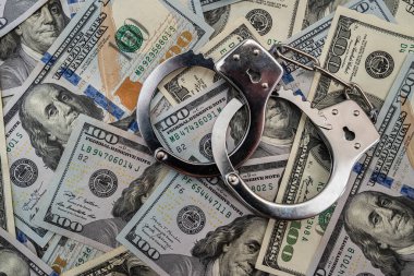  Suçluların tutuklanması. 100 dolarlık banknotlarda metal kelepçeler. 